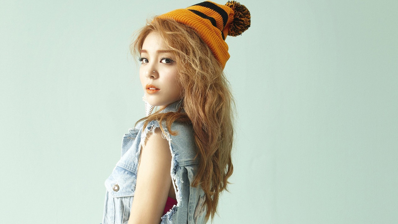 Trong chương trình Sketchbook của Yoohuiyeol, Ailee đã có dịp trò chuyện điện thoại với Taeyang. Điều này khiến “Beyonce xứ Hàn” xấu hổ đến nỗi nói không nên lời. Thậm chí, khi được Taeyang hát tặng riêng ca khúc Eyes, Nose, Lips qua điện thoại, gửi một CD kèm chữ ký và lời hứa hẹn hợp tác trong tương lai, Ailee đã tỏ ra vô cùng phấn khích và sung sướng.