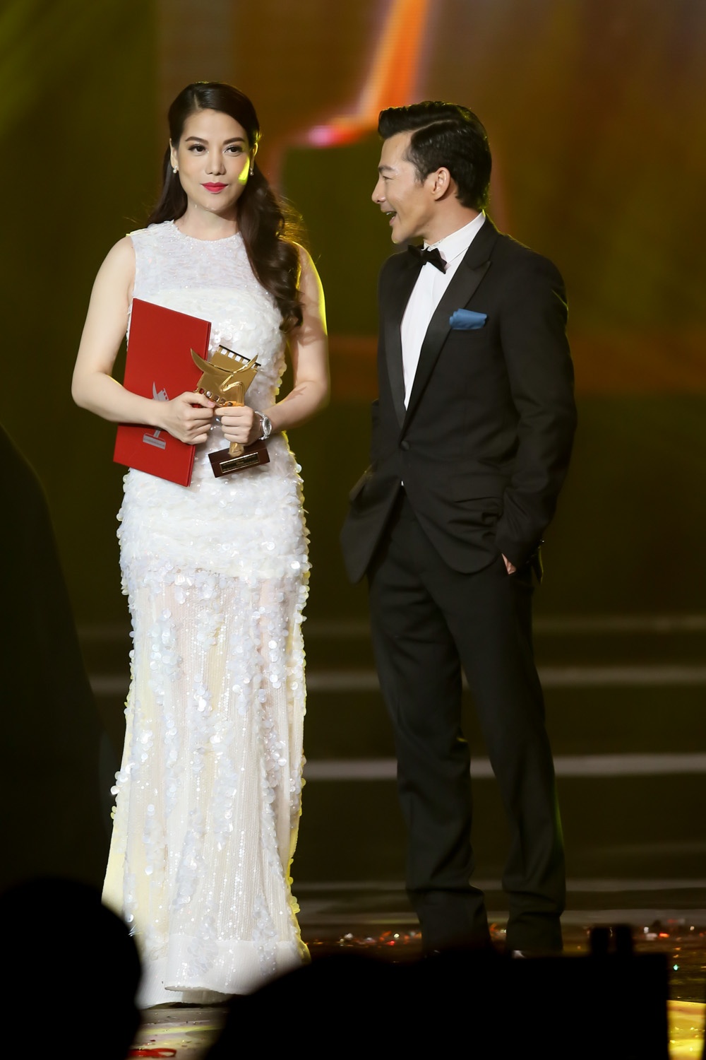 Nhưng trái ngược với sự vui mừng của anh, nữ diễn viên họ Trương chỉ hơi mỉm cười đáp trả. Tuy vậy, Trần Bảo Sơn vẫn nhiệt tình nói nhỏ với Trương Ngọc Ánh vài câu và cô lập tức tươi cười trở lại.