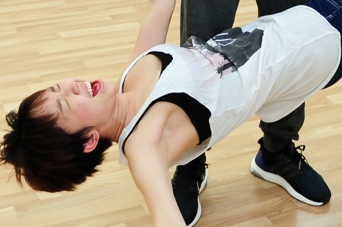 Toc Tien dinh chan thuong va bi cam truoc dem thi hinh anh