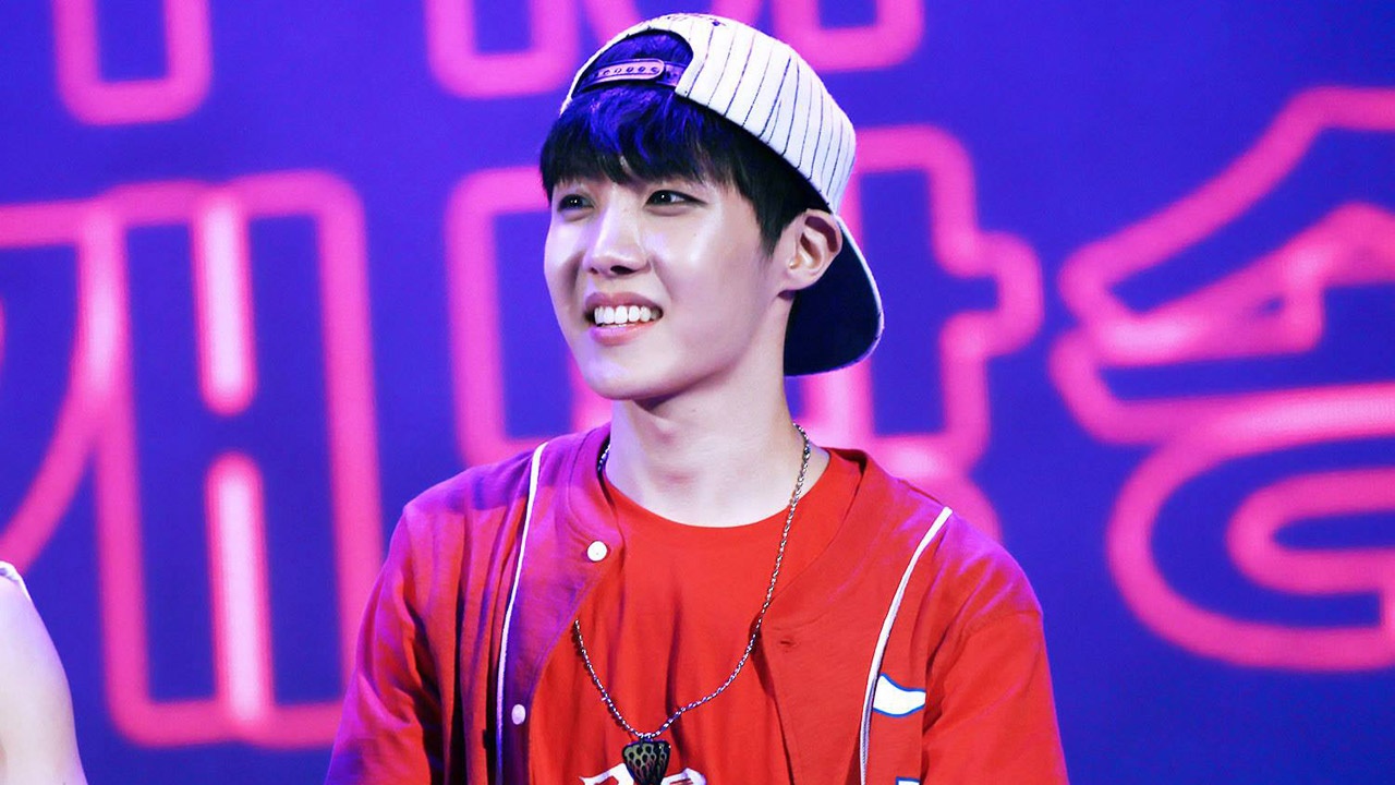 J-Hope (BTS) luôn chinh phục fan bằng nụ cười tỏa nắng và trên hết là khả năng vũ đạo tuyệt đỉnh.