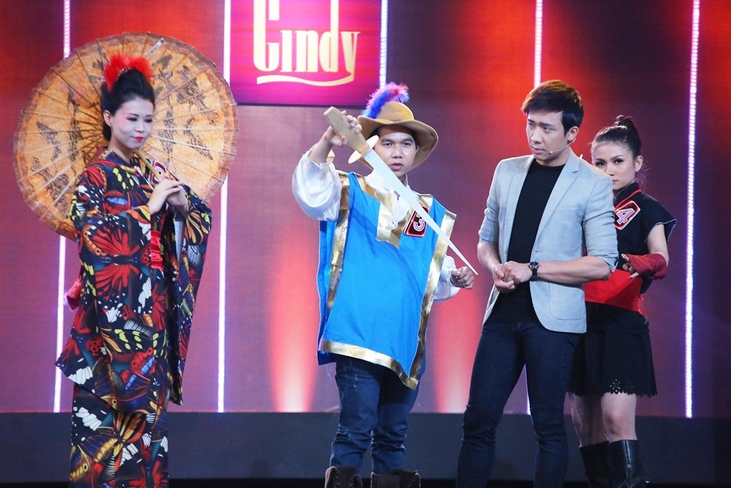 Ở vòng 1, hai đội chơi được yêu cầu tìm ra thợ cắt tóc chuyên nghiệp bằng kiếm Nhật. Mặc dù Xuân Lan có nhiều lợi thế vì thường xuyên tiếp xúc với make-up, nhà tạo mẫu nhưng chân dài cá tính không dám cắt bằng kiếm vì sợ “bay luôn mảnh đầu”.