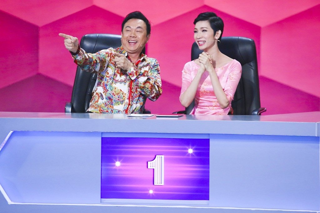 Người bí ẩn mùa 2 mở màn bằng sự tham gia của đội khách Xuân Lan – Chí Tài trong tập 1 phát sóng tối 15/3 trên HTV7. Ngay từ lúc xuất hiện, đội nhà Hoài Linh – Việt Hương và MC Trấn Thành mang đến những tiếng cười rộn ràng bởi nét duyên vốn có.