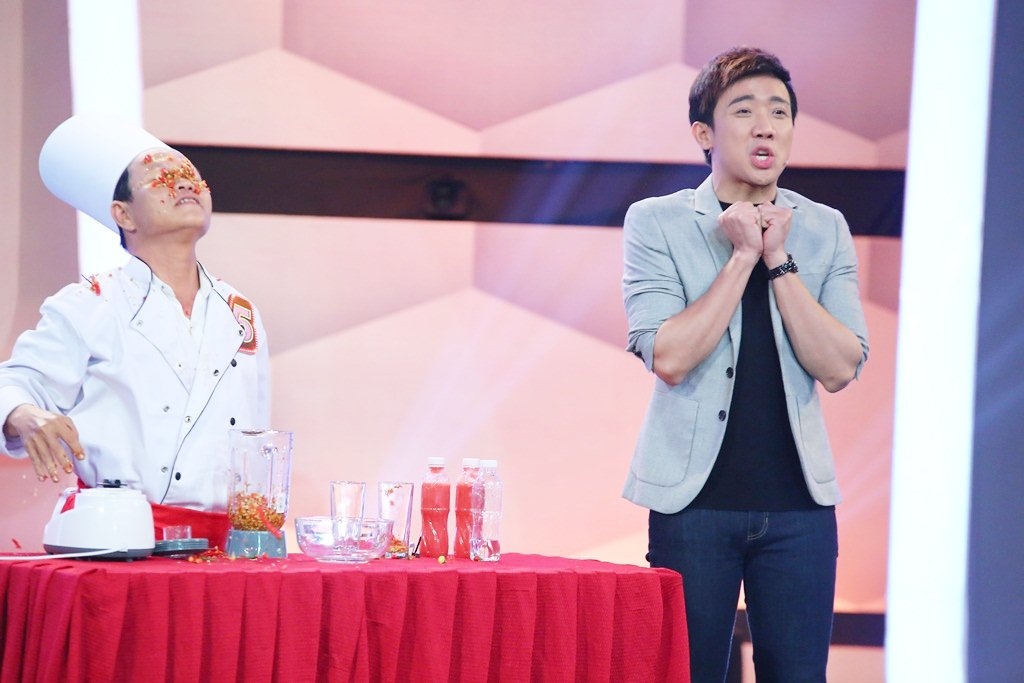 Sau khi ăn hàng chục trái ớt to và xay sinh tố để uống, người bí ẩn còn xát ớt vào mắt khiến 2 đội chơi phải rùng mình thán phục.