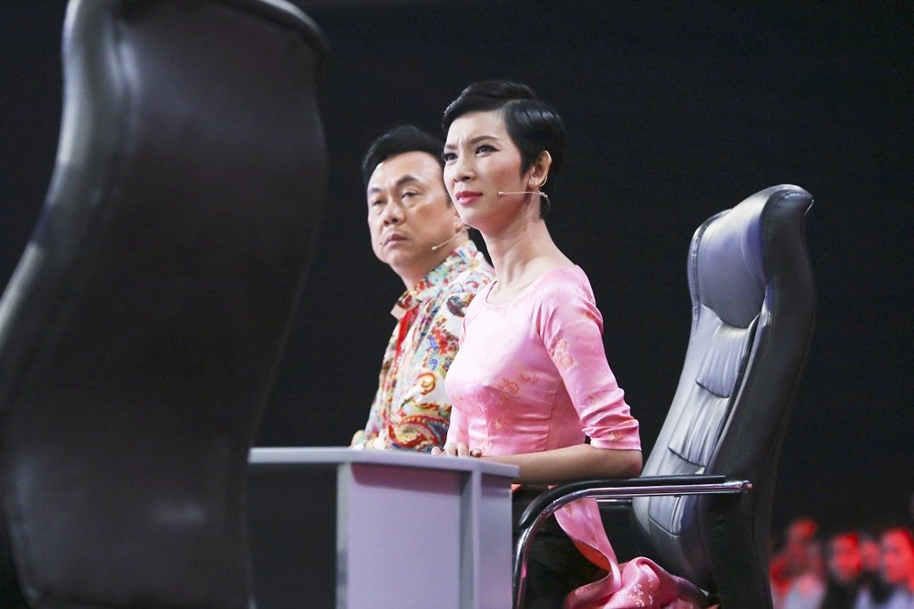 Xuân Lan lập luận: “Khi nhìn những người khác ăn ớt, tôi thấy mấy người sợ ớt cắn thật nhanh để khỏi cay. Riêng anh số 5 cắn và nhai từ từ như thưởng thức nên rõ ràng thấy sự khác biệt”.