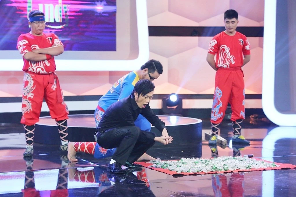 Việt Hương giải thích: “Theo mắt diễn, khi đụng chạm tới nghề mà xảy ra thương tích, nguy hiểm thì người đó rất căng thẳng và lo cho người kế bên có làm được hay không. Khi bạn số 3 lên đi trên miểng chai thì mọi người đều nhìn xuống sân khấu, riêng anh số 2 nhìn chăm chú bạn đó. Đến lúc bạn đi xong quay về, anh vẫn chăm chú nhìn. Em không biết máu lạnh của anh có dồn lên tới não để anh gạt em không”.