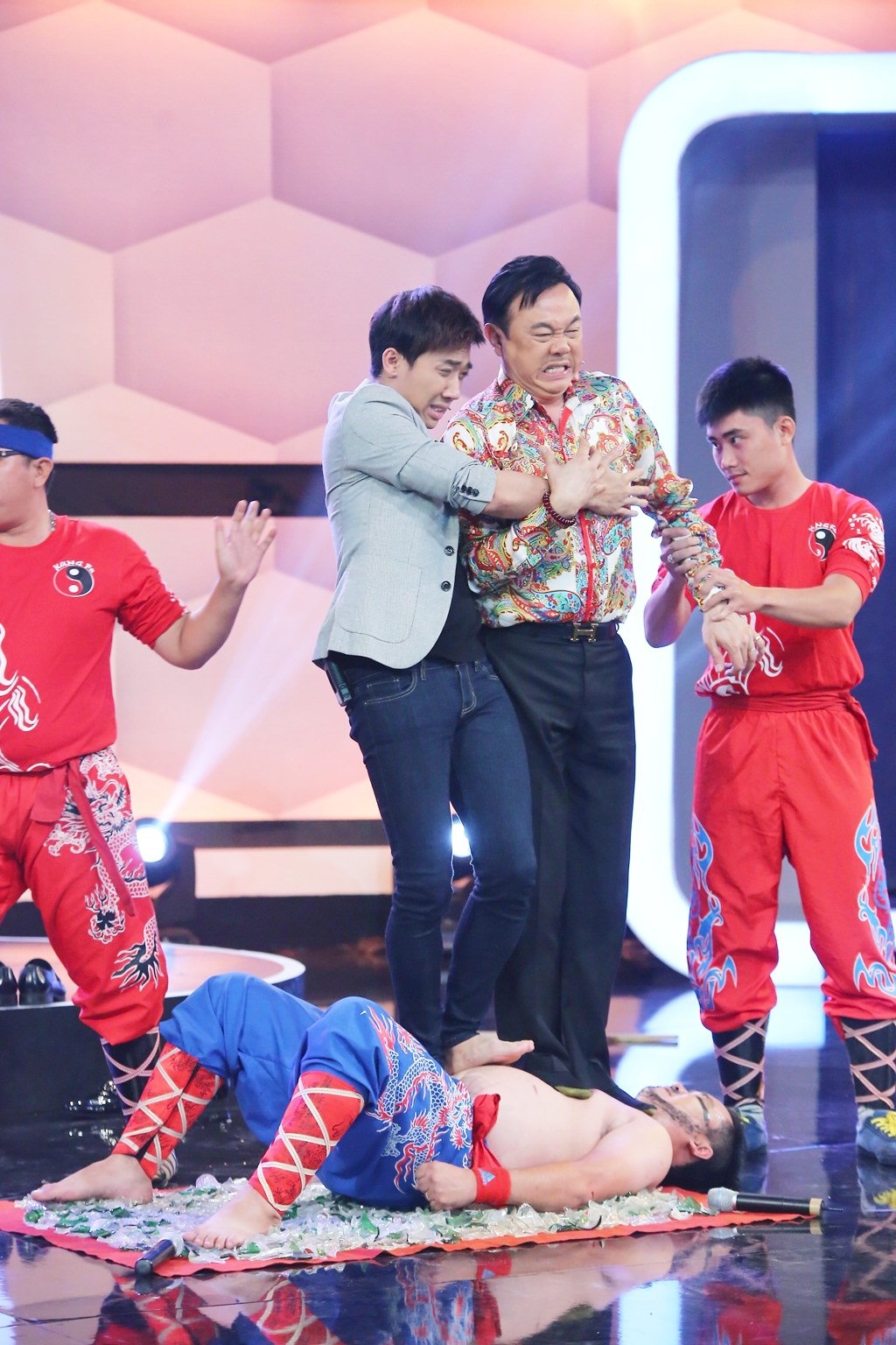 . Chưa hết, Trương Long Cường còn mời Chí Tài, Việt Hương và Trấn Thành bước lên người khi anh nằm trên mảnh chai. 