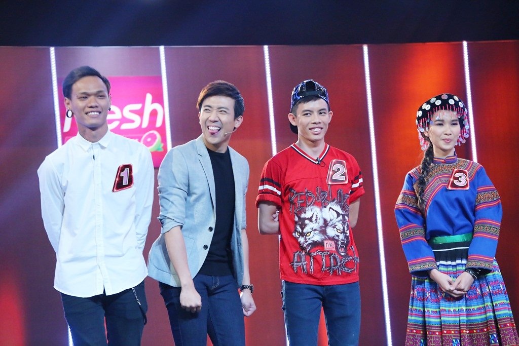 Ở vòng 4, để tìm ra nhân vật nhảy bẻ khớp, hai đội chơi dù ra sức “vặn vẹo” nhưng cuối cùng vẫn đoán sai. Sau khi suy nghĩ, đội nhà lẫn đội khách đều chọn nhân vật số 1. Tuy nhiên, kết quả hoàn toàn bất ngờ khi người bí ẩn chính là nhân vật số 5.