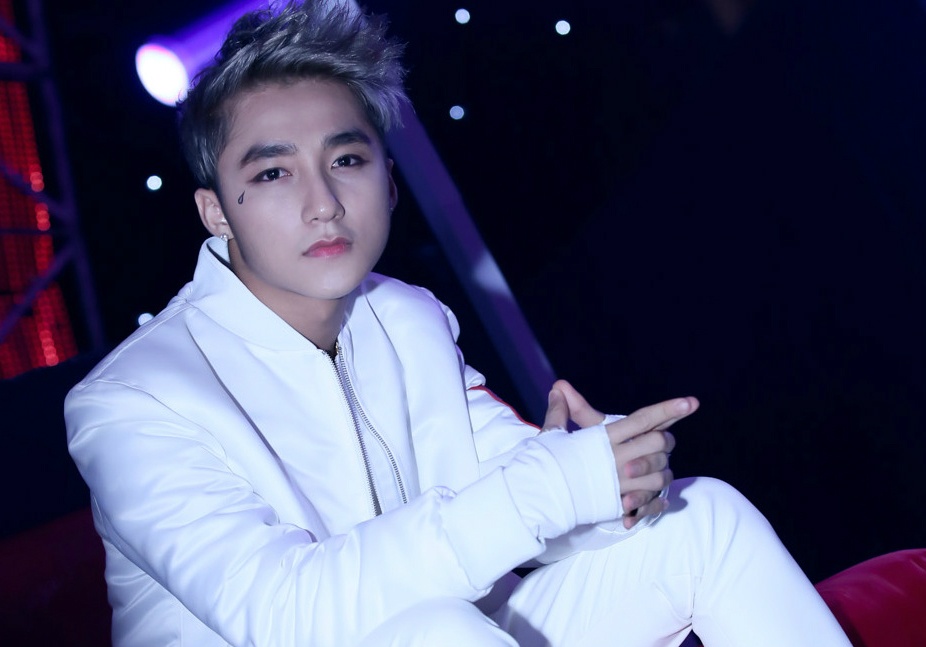 Son Tung M-TP khoe net dien trai trong hau truong hinh anh
