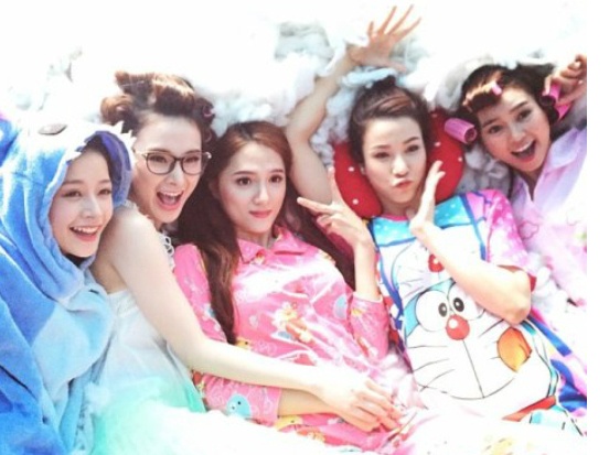 Angela Phuong Trinh khoe anh than thiet ben cac doi thu hinh anh