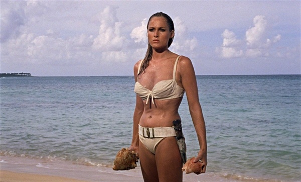 nhưng hình ảnh nàng Bond Girl do Ursula Andress thủ vai vẫn là “phiên bản giới hạn” duy nhất, hoang dại nhất, lộng lẫy nhất mà không có bất cứ đàn em nào sánh kịp.