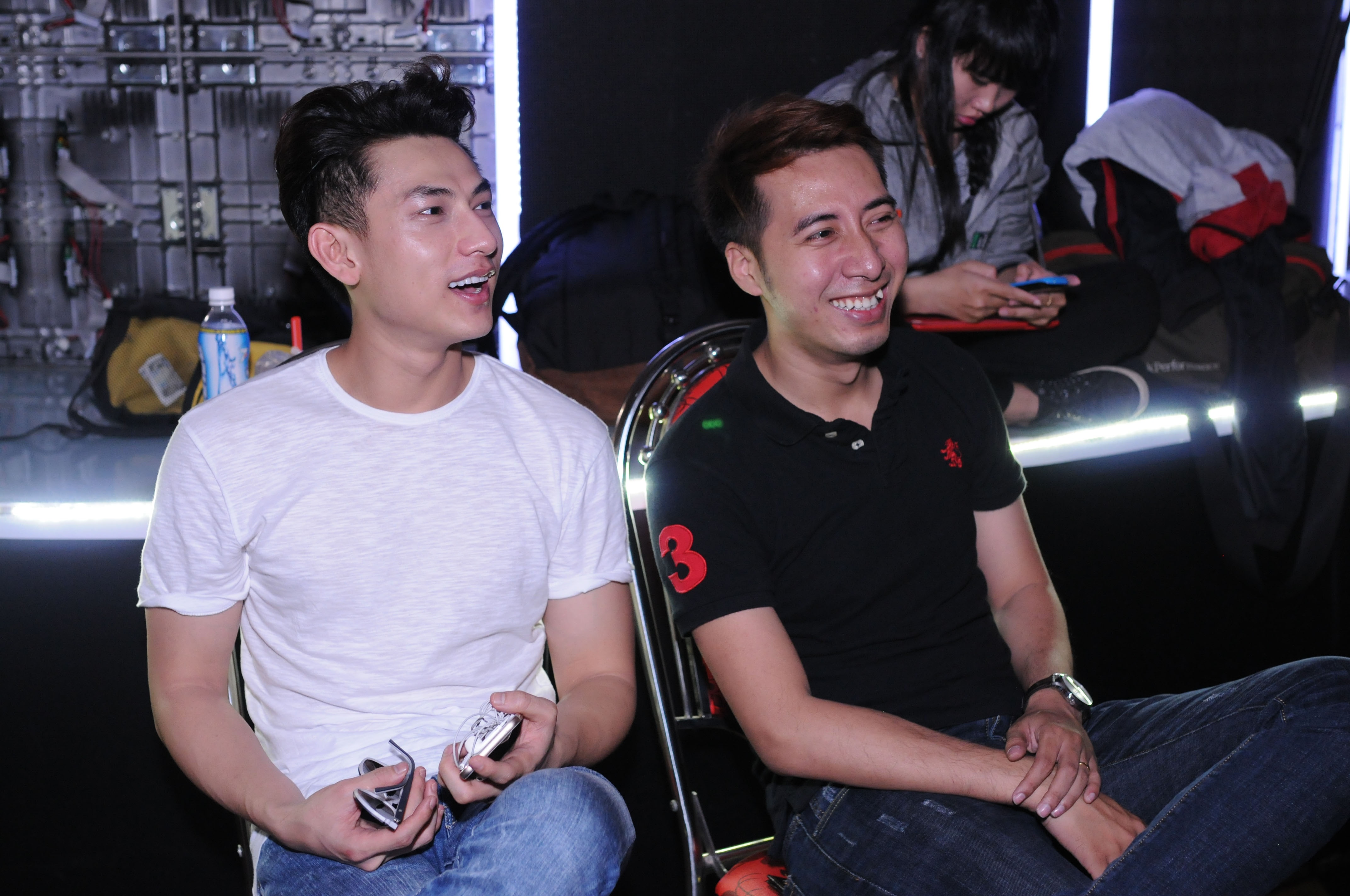 Trong live show 7 của Hòa âm ánh sáng có chủ đề Trở về quá khứ, các nhóm thi sẽ lựa chọn những ca khúc quen thuộc phối lại theo thể loại disco – dance. Chiều 20/3, ngoài Bảo Anh và Sơn Tùng M-TP, các ca sĩ còn lại đều có mặt trong buổi tập để chuẩn bị cho đêm thi loại trực tiếp.