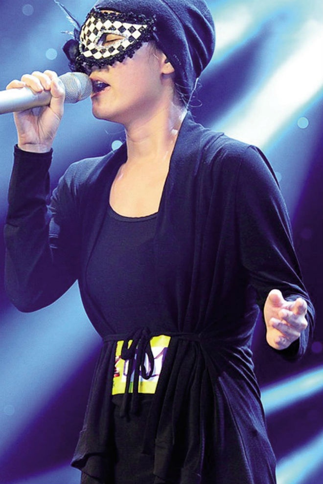 Tuy nhiên, sự thật được hé lộ sau đó như một cái tát vào mặt công chúng: Huyền Minh chính là ca sĩ Anh Thúy mạo danh.