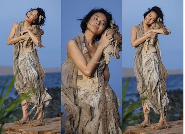  Trong phim Lửa phật, Đinh Ngọc Diệp hóa thân vào vai Vân, một cô gái thiểu năng trí tuệ. Trong lần nhập vai này, người đẹp khiến khán giả kinh ngạc với tạo hình lôi thôi, rách rưới như “cái bang”. Chẳng ai còn nhận ra Ngọc Diệp là 1 mỹ nhân trong bộ dạng này.