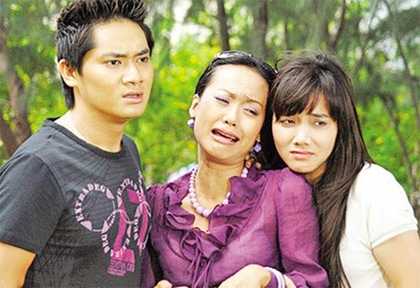 Có lẽ những cảnh quay nóng bỏng của Hồng Ánh trong phim điện ảnh cũng  không gây sốc bằng tạo hình bà cô giảng viên đại học quá lứa lỡ thì, mơ mộng thái quá và yêu màu tím “toàn tập” trong phim truyền hình Kính thưa ô sin.