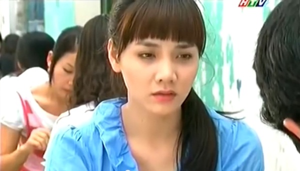 Tóc ngố, mắt thâm, lại diện trang phục quê mùa khiến Trang Nhung quá kém sắc trong phim Kính thưa ô sin.