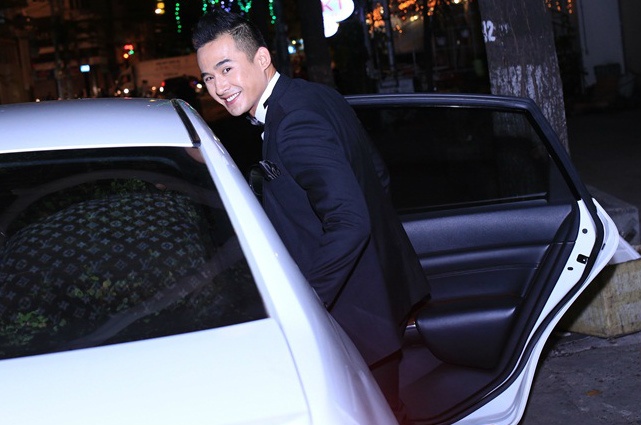 Luong The Thanh mot minh lai xe tham du HTV Awards hinh anh