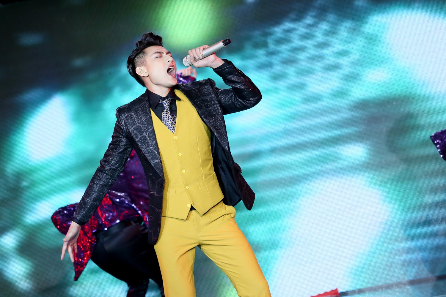 Isaac tiếp tục phát huy phong độ trong liên khúc Trái tim bên lề và I Will Survive. Với lựa chọn mang tính mạo hiểm, trưởng nhóm 365 tự tin khoe giọng hát ở những nốt cao, chinh phục hoàn toàn ban giám khảo lẫn khán giả. 