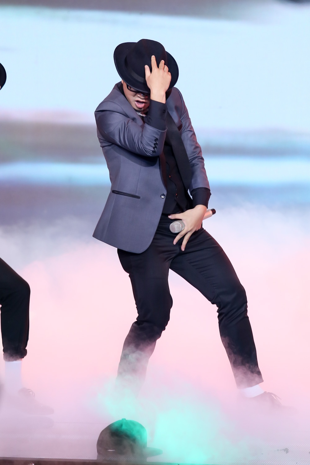 PB Nation tiếp tục chinh phục người yêu nhạc qua ca khúc Uptown Funk. Mặc dù vắng Hoàng Tôn nhưng Hà Lê và Phúc Bồ thuyết phục khán giả với màn biểu diễn cực chất. 