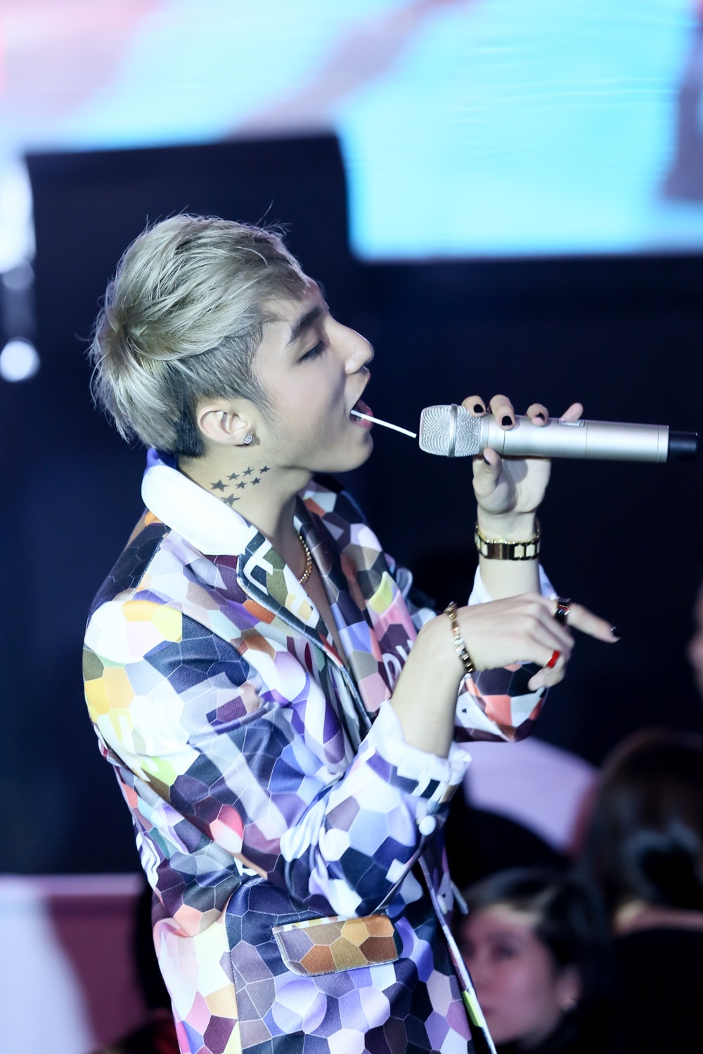 Những bước nhảy loạn xạ không ăn nhập với giai điệu và giọng hát bị đuối của Sơn Tùng M-TP đã khiến tiết mục của anh gần như bị rớt lại. Tuy nhiên, bản phối cực chất của SlimV kịp giúp giọng ca Chắc ai đó sẽ về ghi điểm với người hâm mộ.