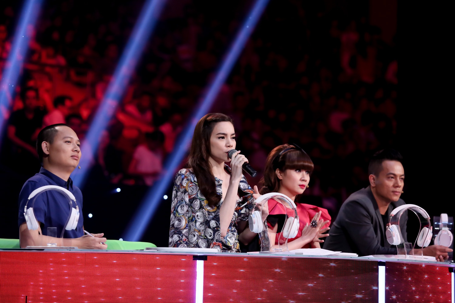 Với 2 điểm 10 tròn trĩnh từ Hà Hồ và Lưu Thiên Hương, fan của Sơn Tùng không ngại gây áp lực lên 2 nam giám khảo còn lại. Nhưng Nguyễn Hải Phong còn khá tỉnh táo, anh chỉ dành cho nam ca sĩ trẻ 9 điểm và DJ Hoàng Anh chấm nhỉnh hơn nửa điểm.