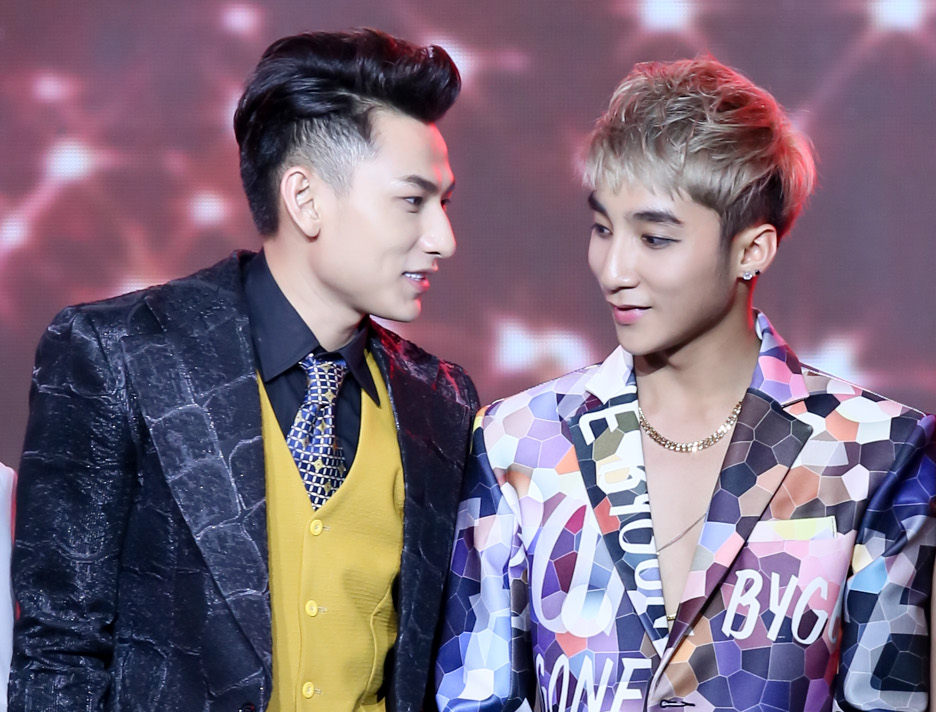 Isaac - Son Tung than thiet tren san khau hinh anh