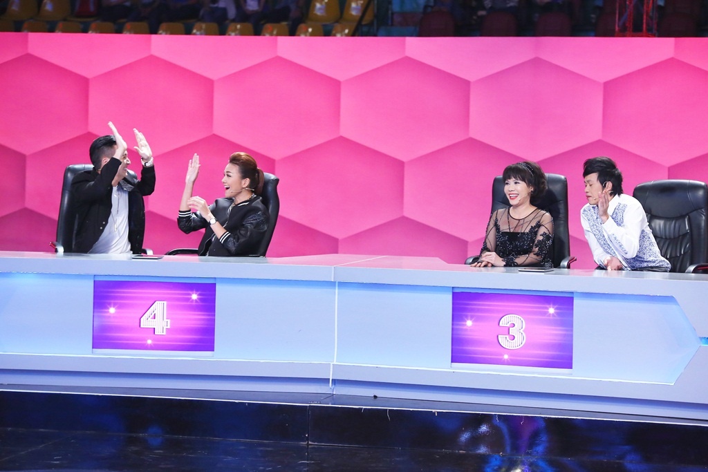 Vì gây ấn tượng với nét hóm hỉnh nên cô gái số 3 là sự lựa chọn của đội nhà, Ngô Kiến Huy và Thanh Hằng chọn số 4 bởi họ quan sát thấy chân của chàng trai khá to và anh đứng vững hai chân từ đầu đến cuối. 