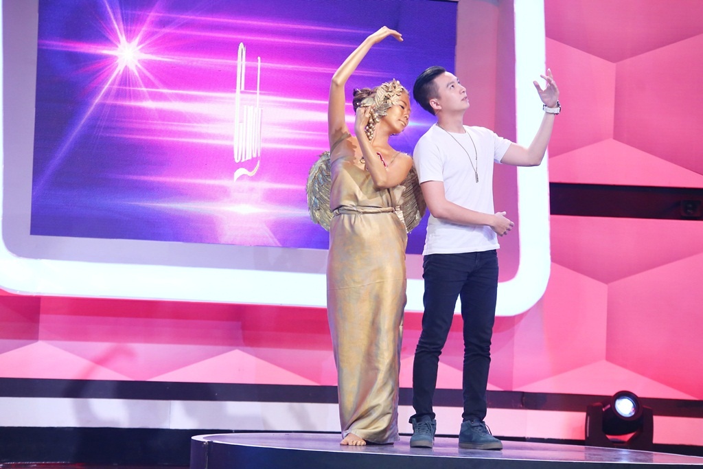 Khi biểu diễn trên sân khấu, cô gái này cho biết rất yêu mến Ngô Kiến Huy nên mời nam ca sĩ ra biểu diễn cùng. Giọng ca Giả vờ yêu vô cùng thích thú nên đã nhiệt tình trình diễn cùng người bí ẩn.