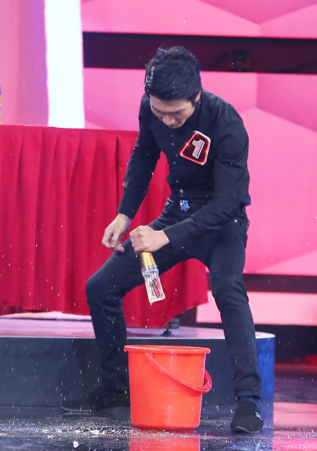 Ở vòng 3, Trấn Thành yêu cầu tìm ra người lấy tay đập vào nắp chai nhưng làm bể được đáy. Nhân vật tài năng này được xác định là người số 1. 