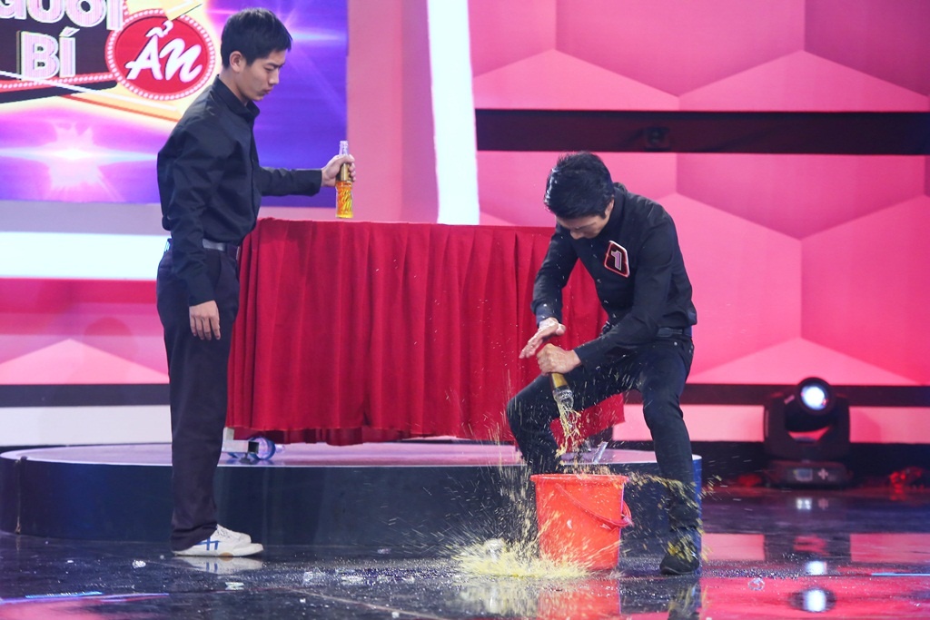 Sau đó, anh chàng đập liên tục nhiều miệng chai nhưng vỡ đáy chai cho khán giả và hai đội chiêm ngưỡng. Hàng trăm khán giả, hai đội chơi, đặc biệt là Thanh Hằng vỗ tay tán thưởng khả năng đặc biệt này của Minh Thông.