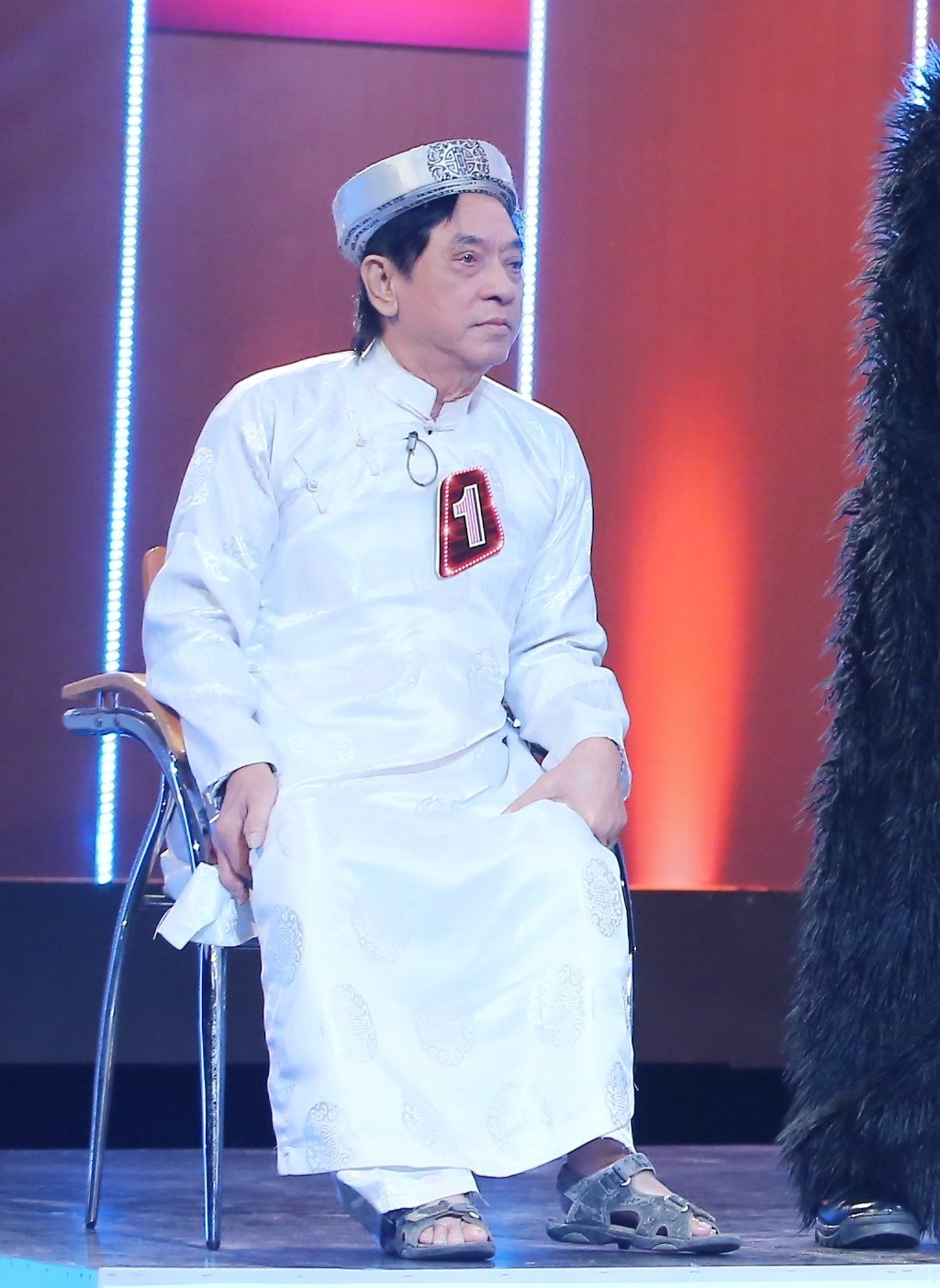 Ở vòng 4, hai đội cùng tìm ra nghệ sĩ chơi đàn bằng răng. Sau phần hỏi đáp, đội nhà chọn nhân vật số 1, còn đội khách chọn số 5. Cuối cùng, người bí ẩn được xác định bởi số 1.