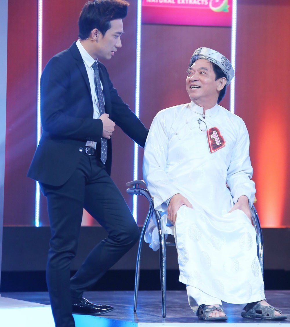 “Tôi là Đoàn Dự, kỷ lục gia năm 2009. Tôi chơi bộ môn này được 30 năm. Khi chơi đàn, lúc đầu răng có bị giựt, có khi đứt dây đàn làm chảy máu môi. Nhưng mình tập luyện rồi cũng quen, bây giờ đánh rất thuần thục. Tôi bị tật từ năm 6 tuổi, chích thuốc bị sốt bại liệt nên từ bé đến lớn tôi rất ham mê âm nhạc. Nhiều người khuyên tôi nên làm cái gì lạ hơn người ta, nên tôi cố gắng tập đàn bằng răng”. Khi Trấn Thành hỏi có mở lớp dạy đàn không thì nghệ sĩ nói có và Khắc Triệu (chồng ca sĩ Cẩm Vân) là đệ tử.
