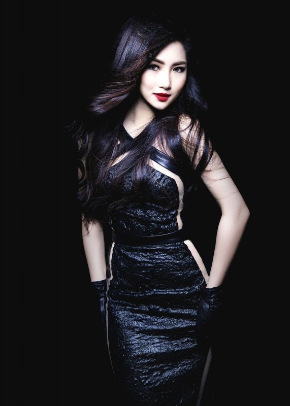Hình ảnh sexy của Hương Tràm trong MV nhạc dance.