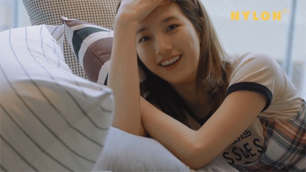 Suzy hồn nhiên nghịch ngợm, khoe vẻ dễ thương, tràn đầy sức sống của mình. Đặc biệt cô nàng hoàn toàn để mặt mộc, trông Suzy như vậy thật ngây thơ.