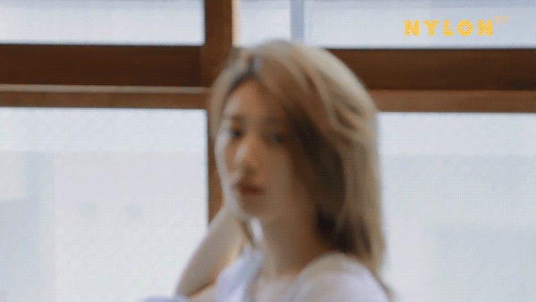 Vẻ đẹp tươi trẻ đến từ thần thái và phong cách tự nhiên.