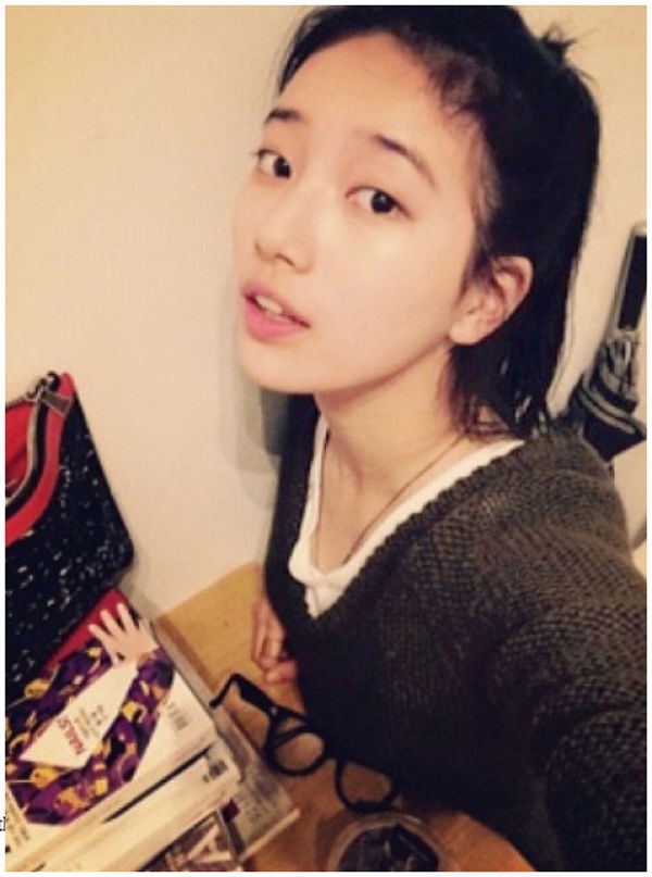 Đây không phải là lần đầu tiên người hâm mộ được chiêm ngưỡng mặt mộc của Suzy. Bạn gái Lee Min Ho đã thường xuyên up ảnh khuôn mặt không trang điểm của mình lên Instagram.