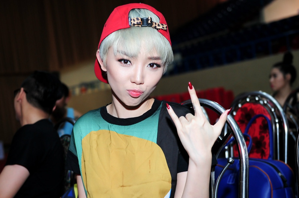 Toc Tien nhuom toc bach kim hat rock hinh anh