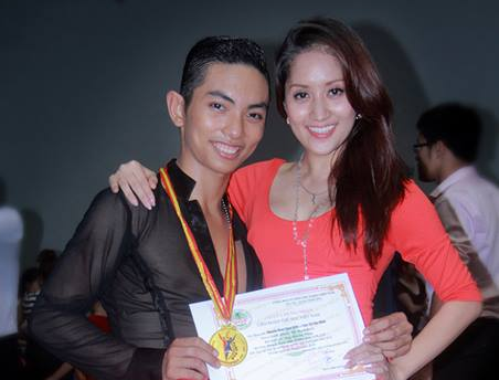 No luc bien Phan Hien thanh 'hoang tu Latin' cua Khanh Thi hinh anh