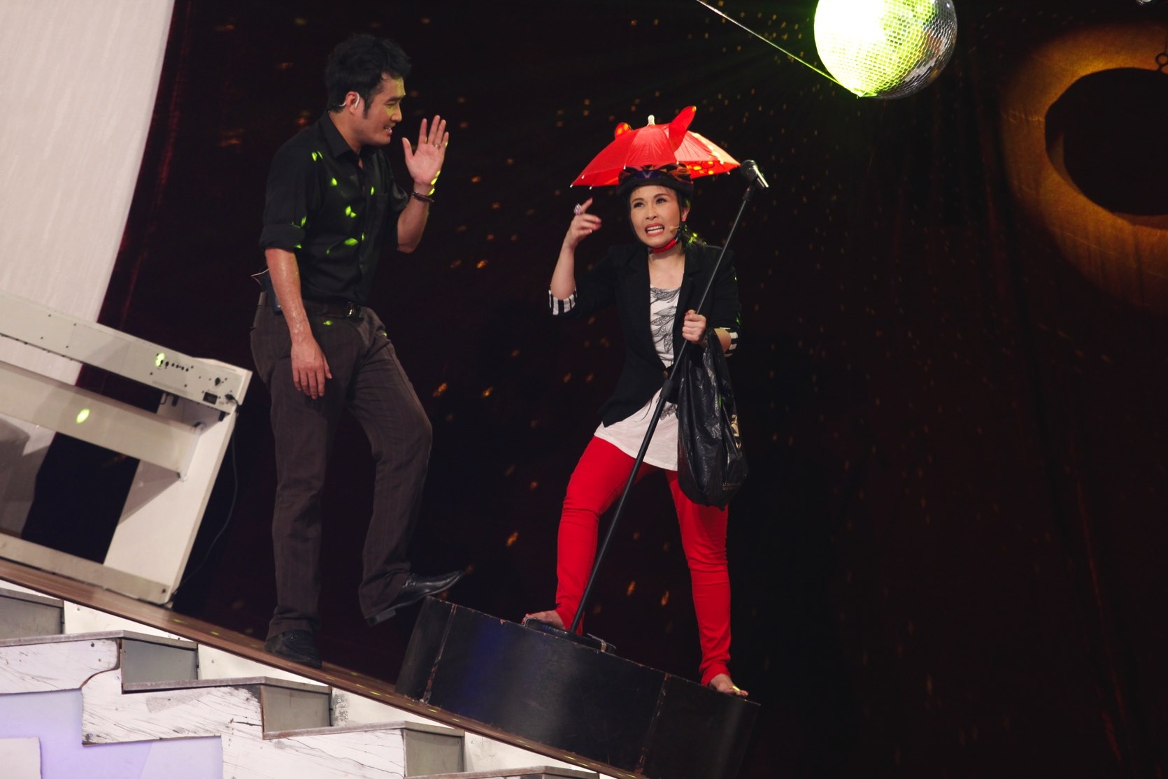 Trước đó bộ ba thể hiện tiểu phẩm