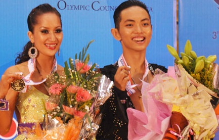 Phan Hien - Khanh Thi doat HCV Rumba AIG 3 hinh anh