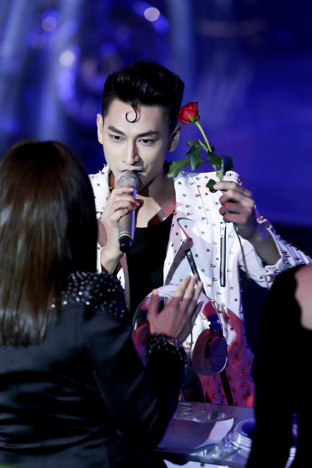 Mạnh mẽ, nam tính và quyến rũ, trưởng nhóm 365 tiếp tục đốn tim fan bởi vẻ ngoài bụi bặm và cách tự tin xử lý ca khúc. Nam ca sĩ còn xuống khu vực ghế giám khảo tặng hoa cho Hà Hồ và Lưu Thiên Hương.