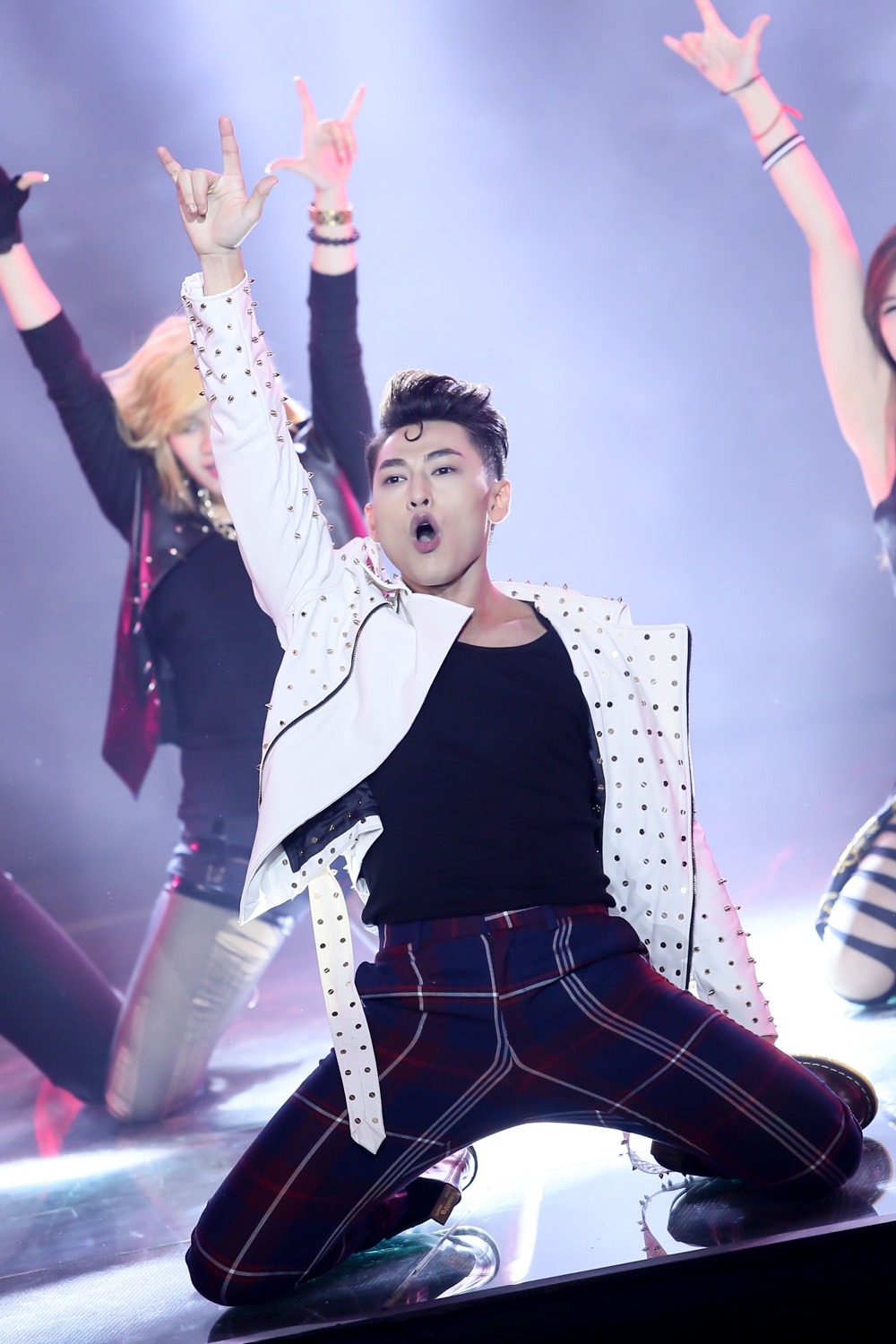 Vẻ điển trai của Isaac đã mê hoặc giọng ca Cô đơn giữa cuộc tình khi cô ngượng ngùng thừa nhận không còn đủ tỉnh táo trước cái nhìn vừa sâu vừa lâu ấy. Hồ Ngọc Hà ưu ái dành tặng cho Isaac những mỹ từ và không nằm ngoài dự đoán, anh xuất sắc nhận được 39.5 điểm từ bộ tứ quyền lực.