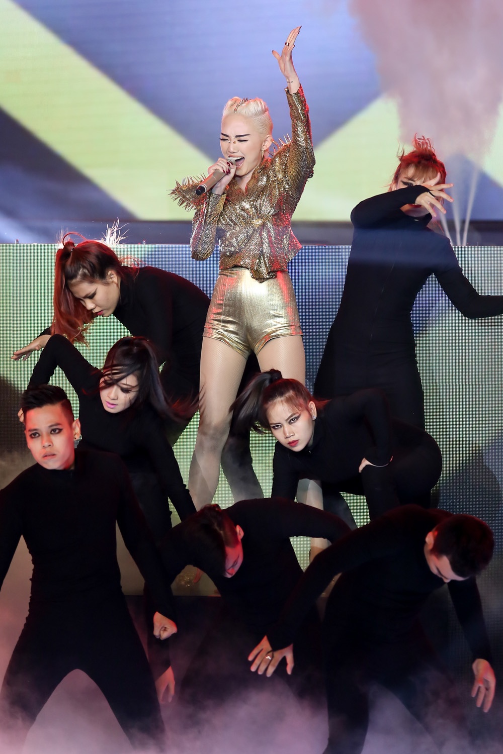 Sau nhiều tuần liên tiếp bị chê hát kém, Tóc Tiên cùng ê-kíp đã vực dậy để tỏa sáng trong đêm nhạc rock. Ca khúc Người đàn bà hóa đá được Long Halo và Hoàng Touliver làm mới lại chinh phục tai người nghe qua những nốt cao chót vót, giúp nữ ca sĩ khoe được quãng rộng trong giọng hát.