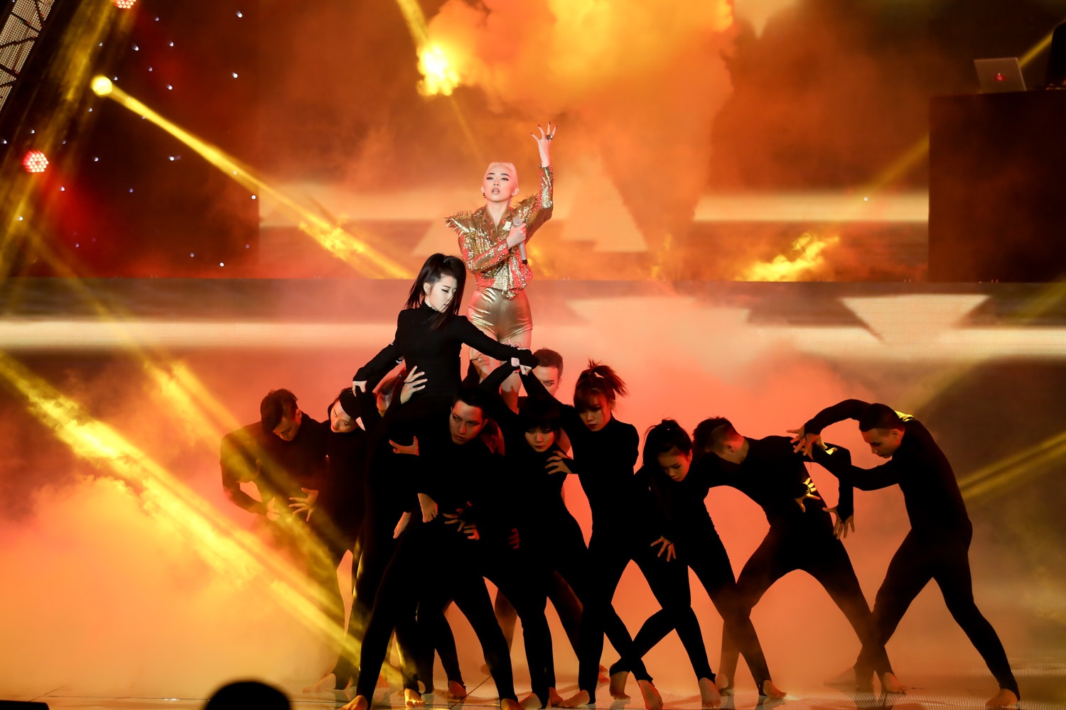 Cả 4 giám khảo đều phải thừa nhận tài năng chơi nhạc cực chất của Hoàng Touliver và giọng hát tuyệt vời của giọng ca Em đẹp nhất đêm nay. Trước màn xuất thần của Tóc Tiên, bộ tứ quyền lực dành tặng cô 40 điểm hoàn hảo. Tuy nhận số điểm cao nhất từ giám khảo nhưng cô lại để thua Giang Hồng Ngọc trong cuộc chạy đua bình chọn từ khán giả.