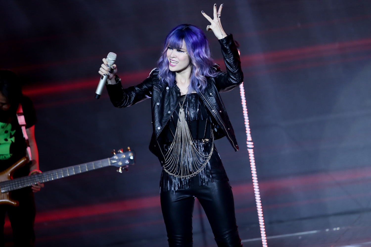 Giọng ca Bad Boy có tạo hình ấn tượng khi hóa thành quý cô nổi loạn và cá tính nhưng giọng hát của cô không làm toát lên phong cách rock. Dù dành lời khen cho Đông Nhi ở phần tạo hình nhưng Lưu Thiên Hương cho rằng giọng hát của nữ ca sĩ khi lên cao bị mỏng, không phù hợp với rock.