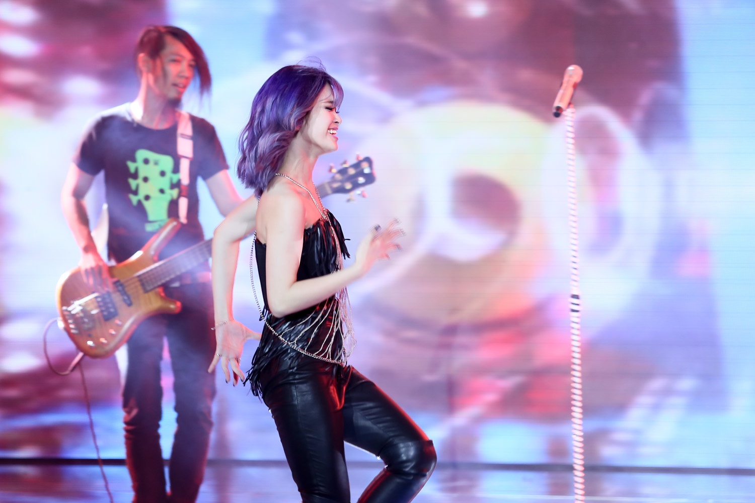 Kết quả, bạn gái Ông Cao Thắng chỉ nhận được 38.5 điểm và về vị trí áp chót. Ở những tuần tới, Đông Nhi phải nỗ lực hơn nữa để lấy lại phong độ vốn có.