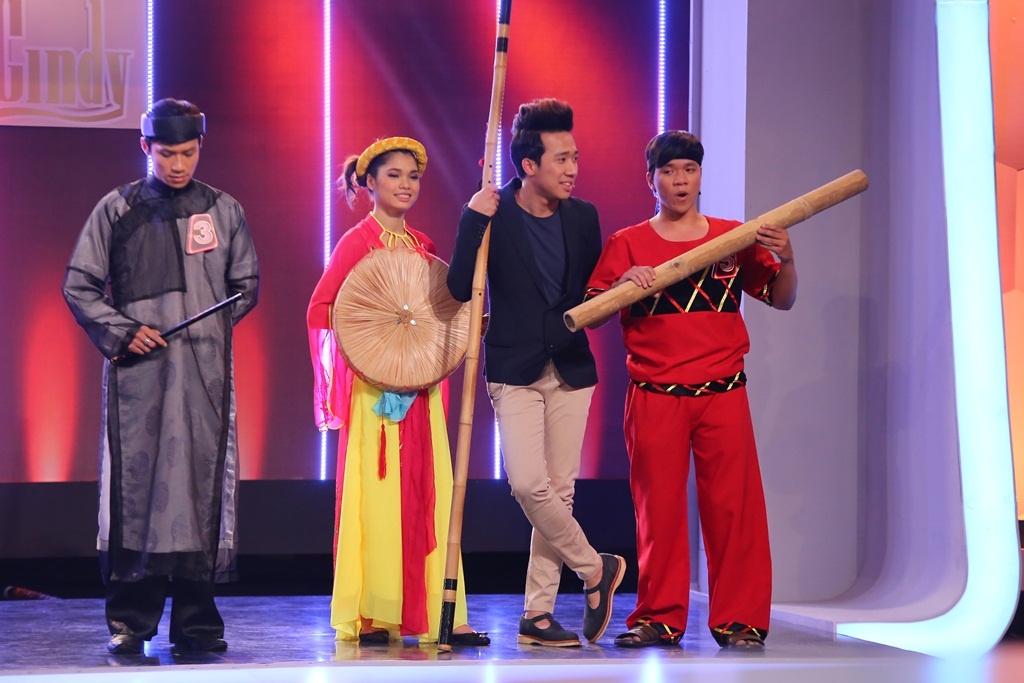 Ở vòng 1, để tìm ra người thổi sáo dài 2,5m, hai đội chơi nghiên cứu khá kỹ lưỡng cây sáo. Trấn Thành khai mào cuộc chiến khi phát biểu: “Anh Lê Hoàng yên tâm, khi nào anh lớn tuổi hơn một chút em sẽ  làm cho anh một cây để chống gậy”. 