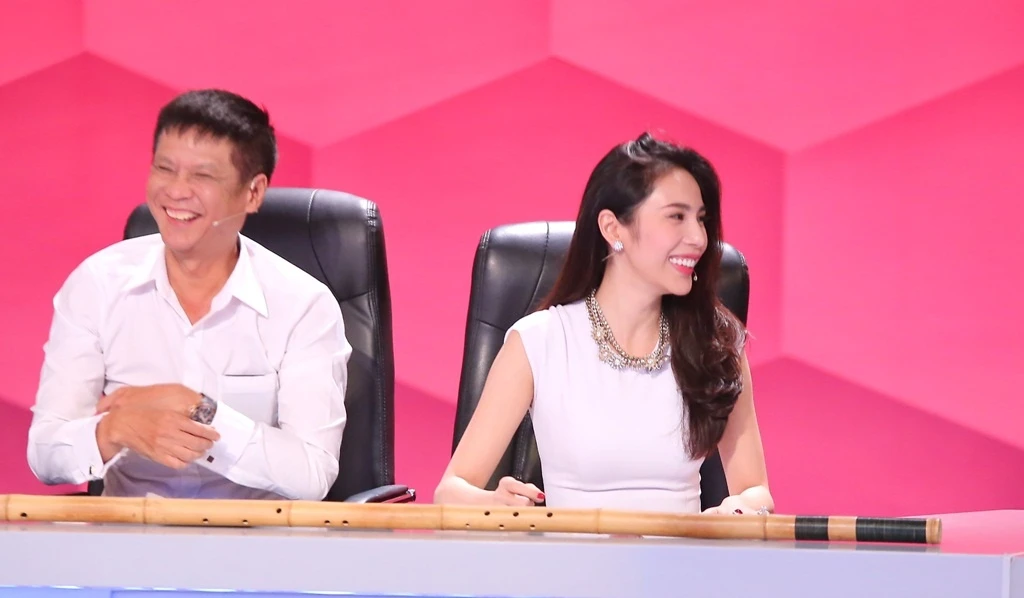 Nổi tiếng sắc sảo, đạo diễn nhanh chóng đáp trả: “Mình chống cây này vừa còn Việt Hương thì phải bổ đôi ra”. Lê Hoàng vừa dứt lời Trấn Thành đã cười sặc sụa khiến Việt Hương đứng hình. 