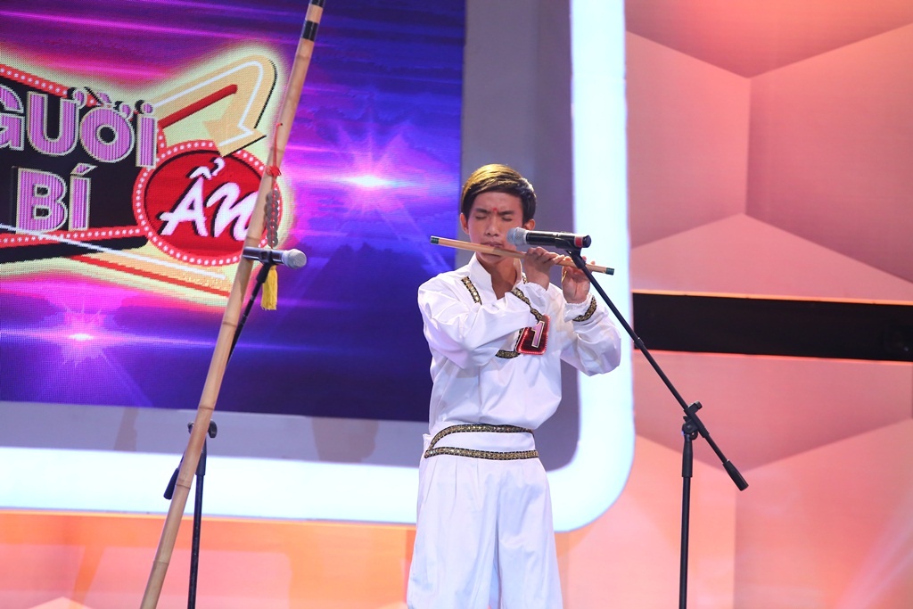 Dù quê độ ngay trận mở màn nhưng vợ chồng Sáu Bảnh có chút an ủi khi đoán đúng nhân vật số 1. Tỷ số lúc này là 1 – 0 nghiêng về đội nhà vì Thủy Tiên đưa ra đáp án sai.