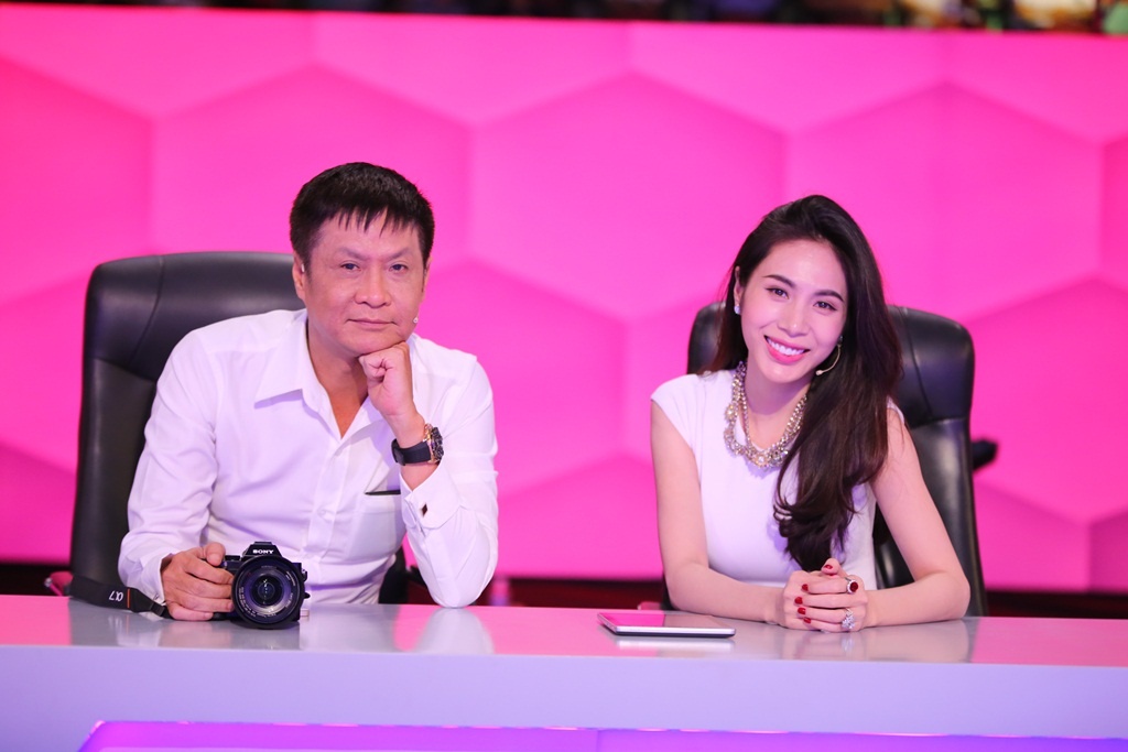 Tập 3 Người bí ẩn với 2 khách mời là Lê Hoàng và ca sĩ Thủy Tiên phát sóng trên HTV7 tối 29/3. Mỗi khi chạm mặt, đạo diễn Tối nay 8 giờ đều tìm cách hạ bệ nhan sắc của Hoài Linh. Nhưng lần này Lê Hoàng không chỉ đá xoáy nam danh hài mà còn quay sang “tấn công” Việt Hương. 