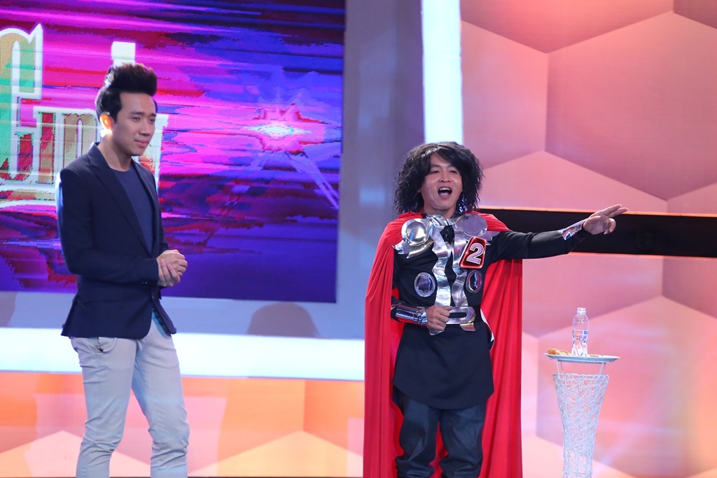 Nhân vật nuốt đinh ở vòng 3 không làm khó 2 đội chơi. Vợ chồng Sáu Bảnh và Lê Hoàng – Thủy Tiên đều chọn số 2 bởi anh sở hữu ngoại hình bụi bặm, cá tính. 